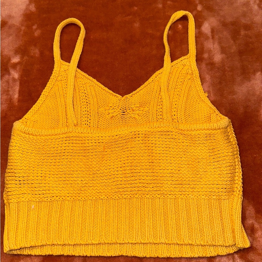 Sleeveless crop shirt